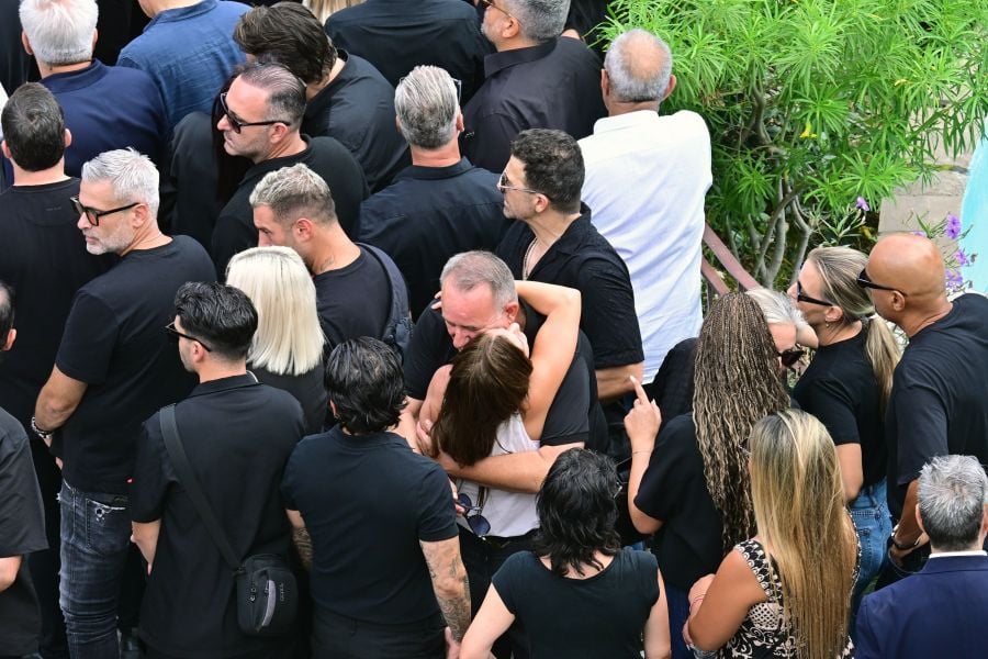 Κηδεία Μαζωνάκη: Οι συνάδελφοί του στην εκκλησία της Νίκαιας – ΦΩΤΟ 16 Κηδεία Μαζωνάκη: Οι συνάδελφοί του στην εκκλησία της Νίκαιας – ΦΩΤΟ