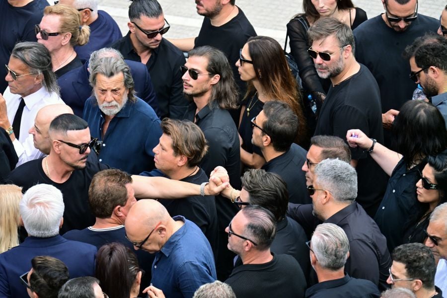 Κηδεία Μαζωνάκη: Οι συνάδελφοί του στην εκκλησία της Νίκαιας – ΦΩΤΟ 18 Κηδεία Μαζωνάκη: Οι συνάδελφοί του στην εκκλησία της Νίκαιας – ΦΩΤΟ