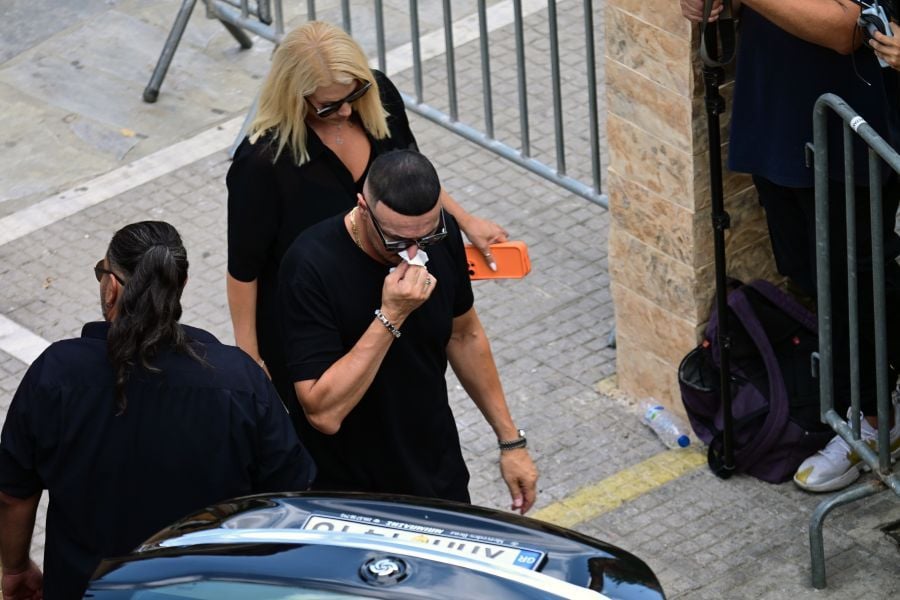 Κηδεία Μαζωνάκη: Οι συνάδελφοί του στην εκκλησία της Νίκαιας – ΦΩΤΟ 20 Κηδεία Μαζωνάκη: Οι συνάδελφοί του στην εκκλησία της Νίκαιας – ΦΩΤΟ