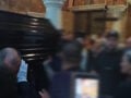 Γιώργος Μαζωνάκης: Σπαραγμός κατά την άφιξη της σορού του στη Νίκαια – Συντριμμένες οι αδερφές του καλλιτέχνη