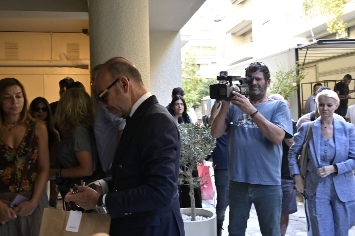 Μαζωνάκης: Η γιατρός αποκάλυψε τι συνέβη τα τελευταία μοιραία λεπτά στο ιατρείο – «Του έβαζα φλεβοκαθετήρα κι έπεσε το οξυγόνο! Φώναξα τον σύζυγό μου και…» 9 Γιατρό Κολωνάκι