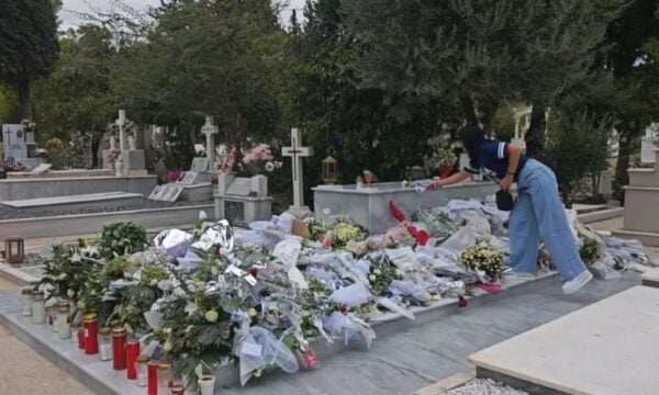 Γιώργος Μαζωνάκης: Γεμάτος λουλούδια και σημειώματα ο τάφος του τραγουδιστή – Βουβό προσκύνημα στο Γ΄ Νεκροταφείο