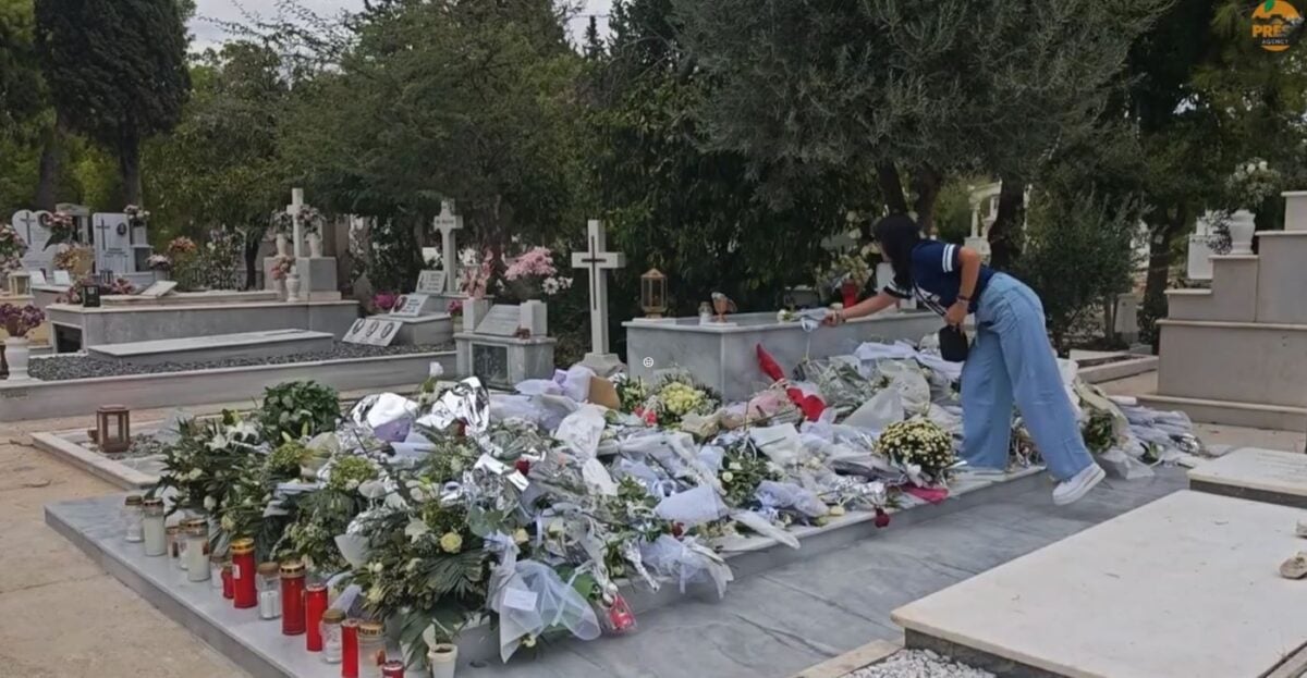 Γιώργος Μαζωνάκης: Γεμάτος λουλούδια και σημειώματα ο τάφος του τραγουδιστή – Βουβό προσκύνημα στο Γ΄ Νεκροταφείο