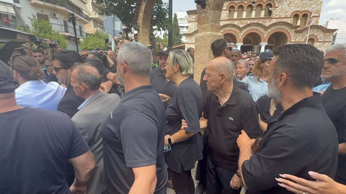 Γιώργος Μαζωνάκης: Τελευταίο χειροκρότημα από χιλιάδες κόσμου στη Νίκαια 10 Η αδερφή και ο πατέρας του Γιώργου Μαζωνάκη