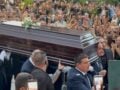 Γιώργος Μαζωνάκης: Δάκρυα και χειροκροτήματα την ώρα που έφτασε το φέρετρο στην Αγία Τριάδα της Νίκαιας