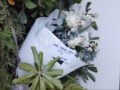 Γιώργος Μαζωνάκης: Η κατάλευκη ανθοδέσμη στην πόρτα του σπιτιού του και το «καλό ταξίδι» από τη γειτόνισσα του