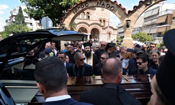 Γιώργος Μαζωνάκης: Τελευταίο χειροκρότημα από χιλιάδες κόσμου στη Νίκαια