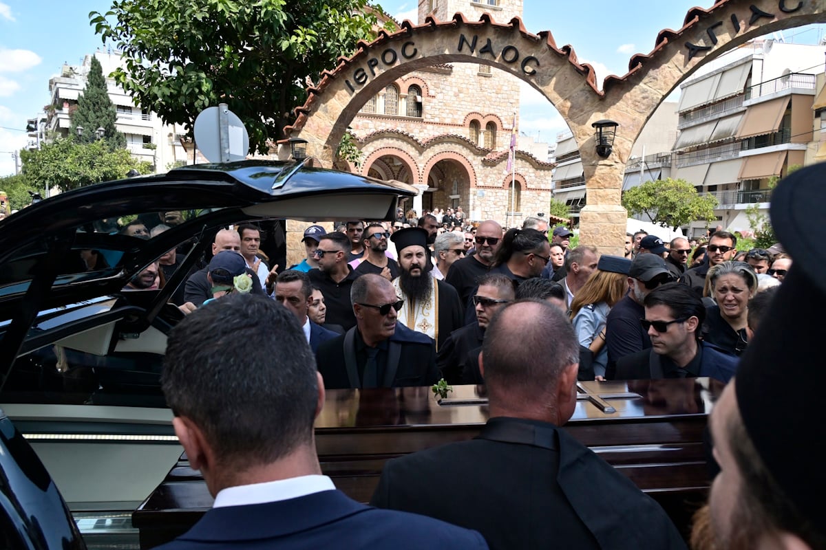 Γιώργος Μαζωνάκης: Τελευταίο χειροκρότημα από χιλιάδες κόσμου στη Νίκαια