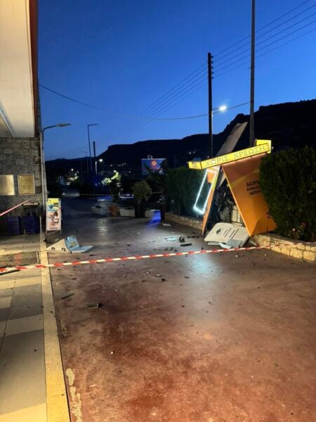 Μεσσηνία: Ανατίναξαν ATM στη Στούπα – Λεία άνω των 200.000 ευρώ των δραστών 13 Ανατίναξαν ATM στη Στούπα Μεσσηνίας – Πάνω από 200.000 ευρώ η λεία των δραστών