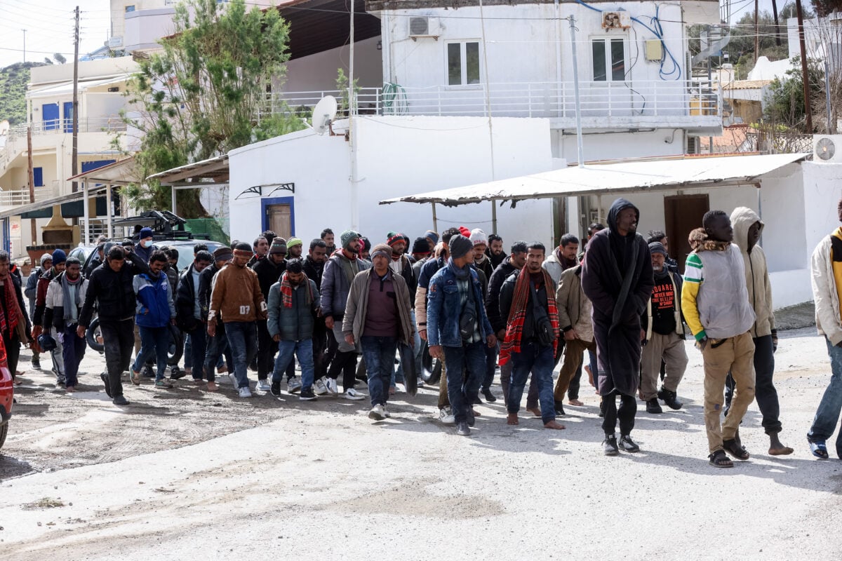 Προ των πυλών το σχέδιο της Ελλάδας και 4 χωρών για επιστροφή μεταναστών σε τρίτες χώρες – Τι είναι τα Return Hubs και πού θα δημιουργηθούν