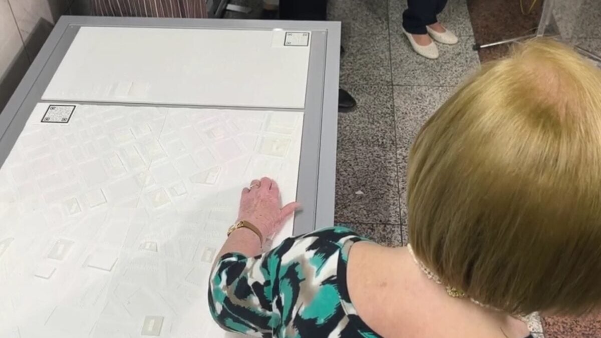 Χάρτης Braille τοποθετήθηκε στο Μετρό «Σύνταγμα» για άτομα με οπτική αναπηρία – Πώς λειτουργεί 1 Χάρτης Braille τοποθετήθηκε στο Μετρό «Σύνταγμα» για άτομα με οπτική αναπηρία – Πώς λειτουργεί