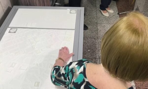 Χάρτης με γραφή Braille τοποθετήθηκε στο Μετρό «Σύνταγμα» για άτομα με οπτική αναπηρία  – Πώς λειτουργεί