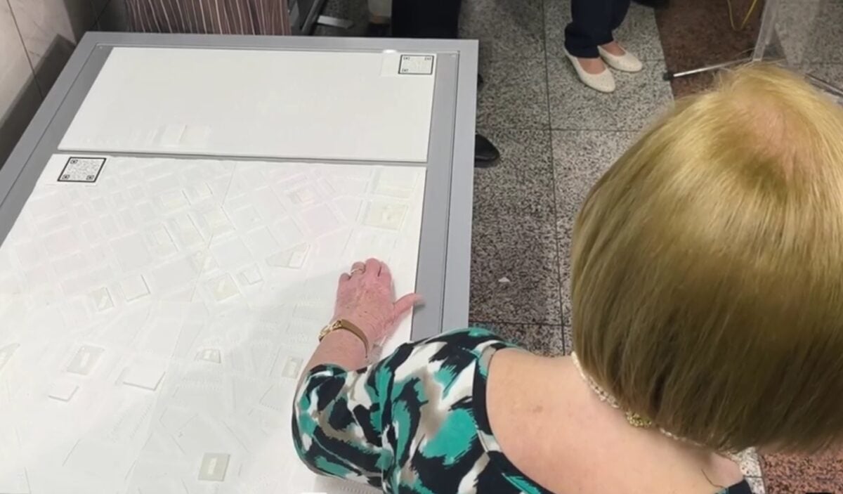 Χάρτης Braille τοποθετήθηκε στο Μετρό «Σύνταγμα» για άτομα με οπτική αναπηρία – Πώς λειτουργεί