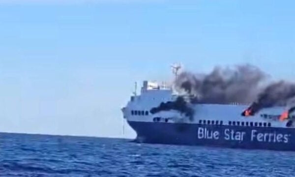 Μύκονος: Βίντεο ντοκουμέντο από το πλοίο που φλέγεται – Στην Τήνο μεταφέρθηκαν και οι 29 επιβαίνοντες