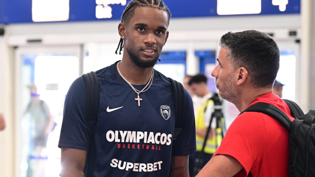 Ολυμπιακός: Ο Μοντέρο αντιμετώπισε πρόβλημα με τη βίζα του και ταξίδεψε σε δεύτερο χρόνο για το Άμπου Ντάμπι 1 Ολυμπιακός: Ο Μοντέρο αντιμετώπισε πρόβλημα με τη βίζα του και ταξίδεψε σε δεύτερο χρόνο για το Άμπου Ντάμπι