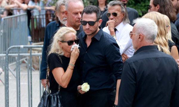 Κηδεία Γιώργου Μαζωνάκη: Η Μαρία Μπεκατώρου αποχαιρέτησε τον αγαπημένο της φίλο με δάκρυα στα μάτια και λυγμούς