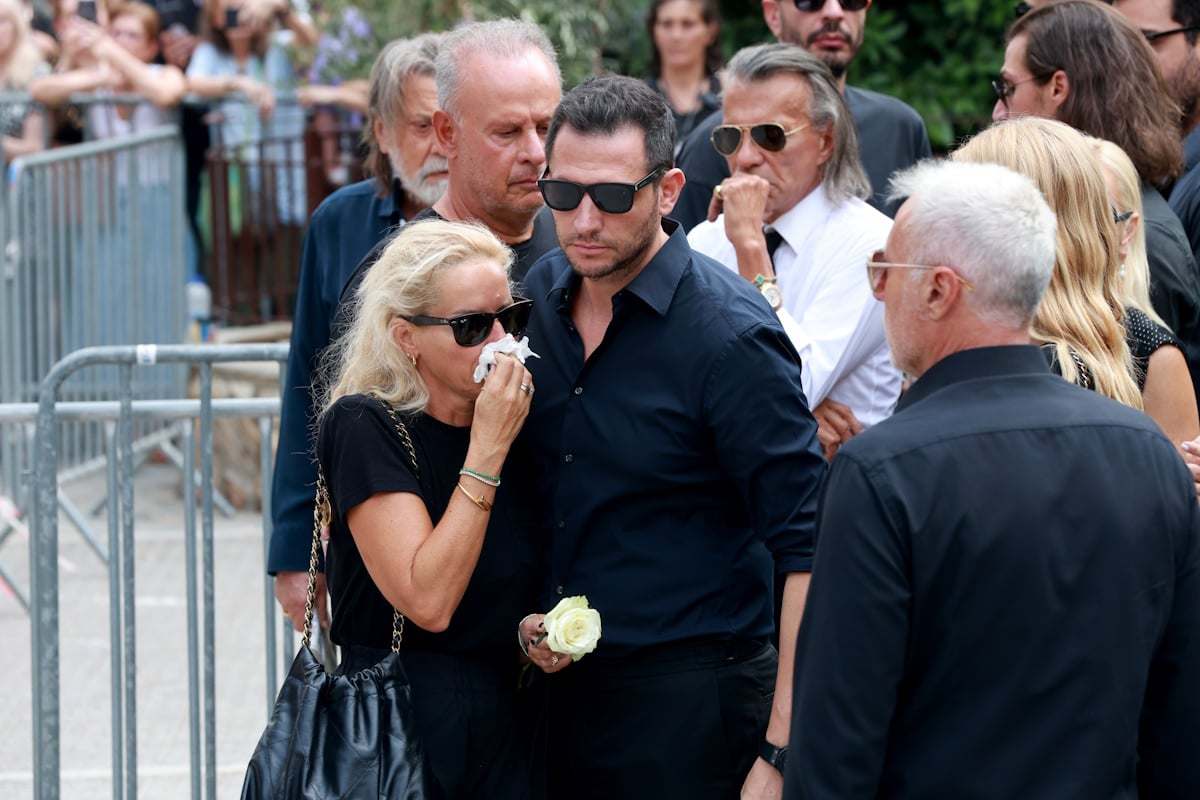 Κηδεία Γιώργου Μαζωνάκη: Η Μαρία Μπεκατώρου αποχαιρέτησε τον αγαπημένο της φίλο με δάκρυα στα μάτια και λυγμούς