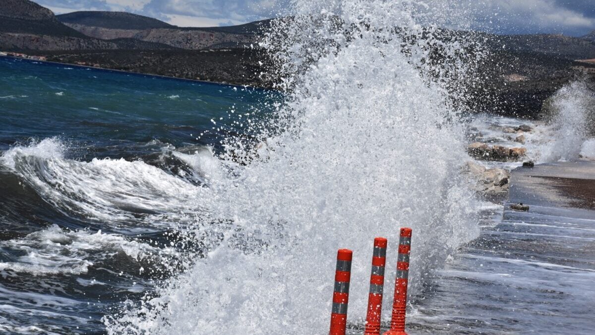 Καιρός αύριο: Βροχές, καταιγίδες και άνεμοι που θα φτάνουν τα 9 μποφόρ 1 Καιρός αύριο: Βροχές, καταιγίδες και άνεμοι που θα φτάνουν τα 9 μποφόρ