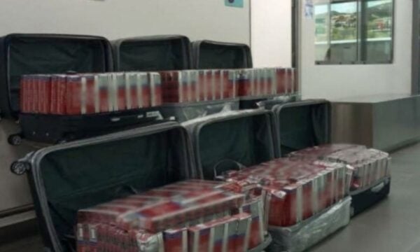 Μύκονος: Στις αποσκευές δύο επιβατών 120.000 λαθραία τσιγάρα και 4,5 κιλά καπνού – «Λαβράκι» από την ΑΑΔΕ