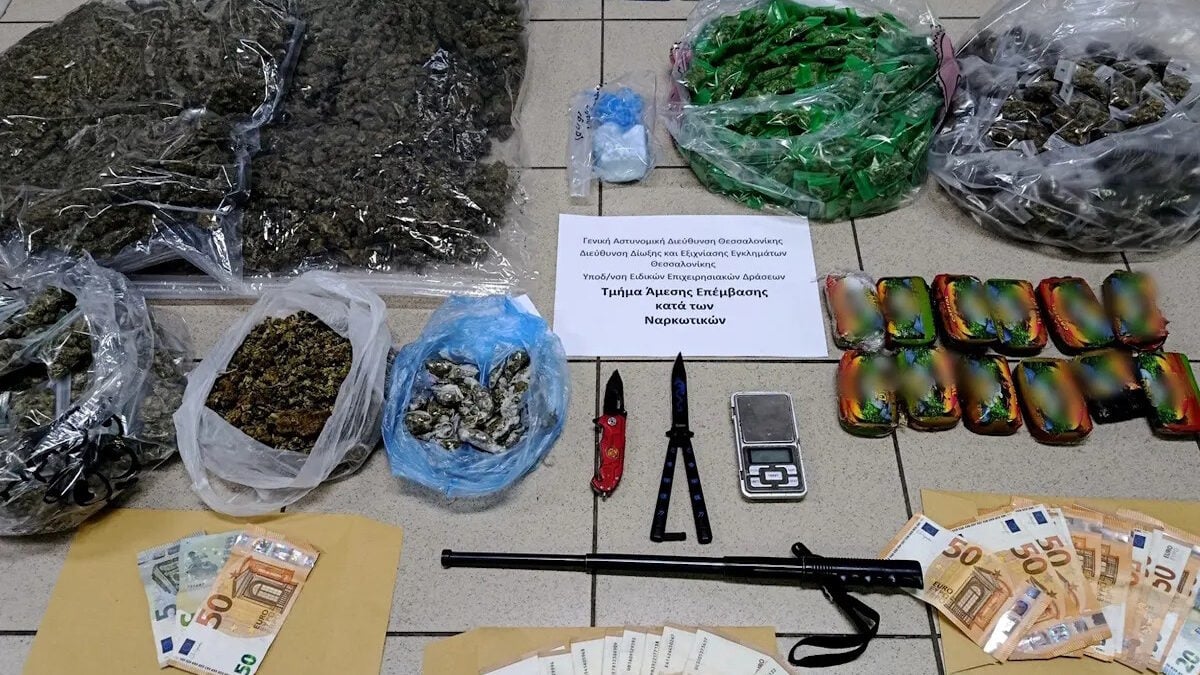 Θεσσαλονίκη: Εξαρθρώθηκε κύκλωμα διακίνησης ναρκωτικών – Κατασχέθηκαν πάνω από 3,5 κιλά κάνναβης και κοκαΐνης, 8 συλλήψεις 1 Θεσσαλονίκη: Εξαρθρώθηκε κύκλωμα διακίνησης ναρκωτικών – Κατασχέθηκαν πάνω από 3,5 κιλά κάνναβης και κοκαΐνης, 8 συλλήψεις