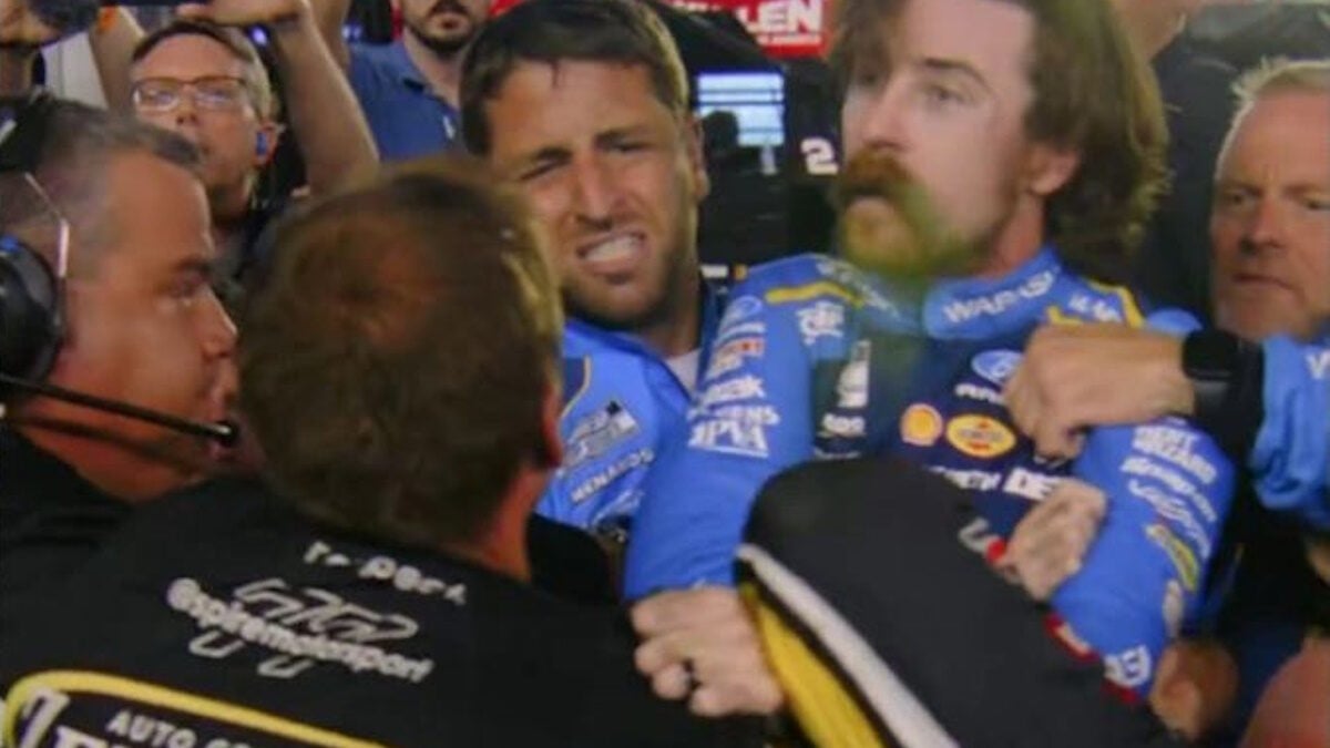 Οδηγοί του NASCAR πιάστηκαν στα χέρια μετά τη σύγκρουσή τους στην πίστα 1 Οδηγοί του NASCAR πιάστηκαν στα χέρια μετά τη σύγκρουσή τους στην πίστα