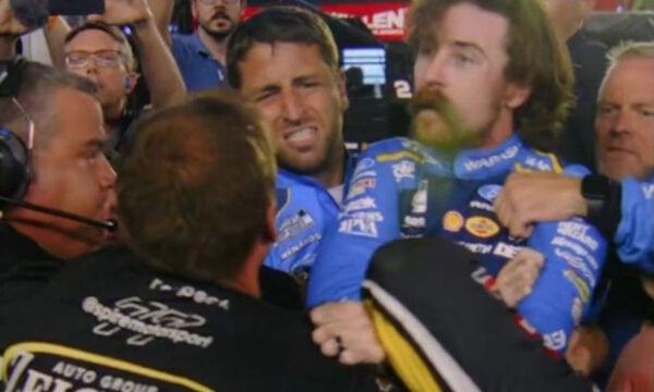 Οδηγοί του NASCAR πιάστηκαν στα χέρια μετά τη σύγκρουσή τους στην πίστα