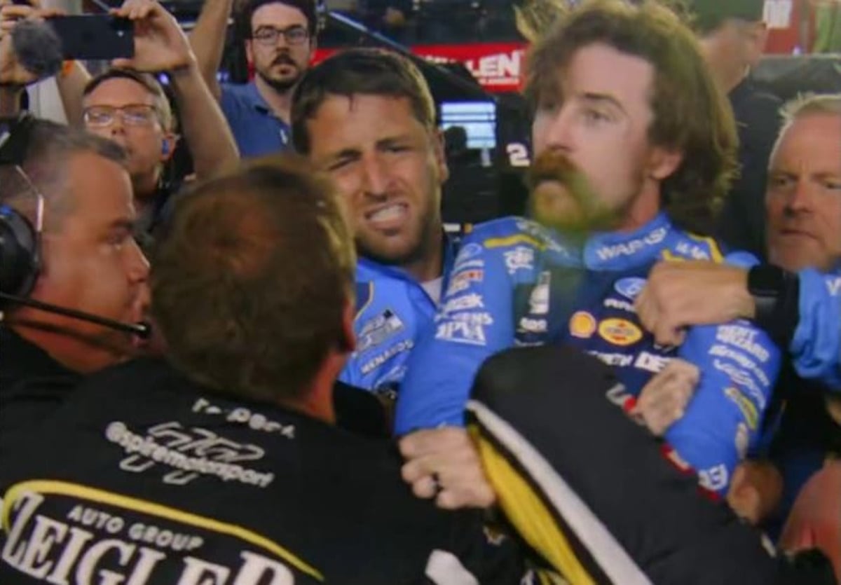 Οδηγοί του NASCAR πιάστηκαν στα χέρια μετά τη σύγκρουσή τους στην πίστα