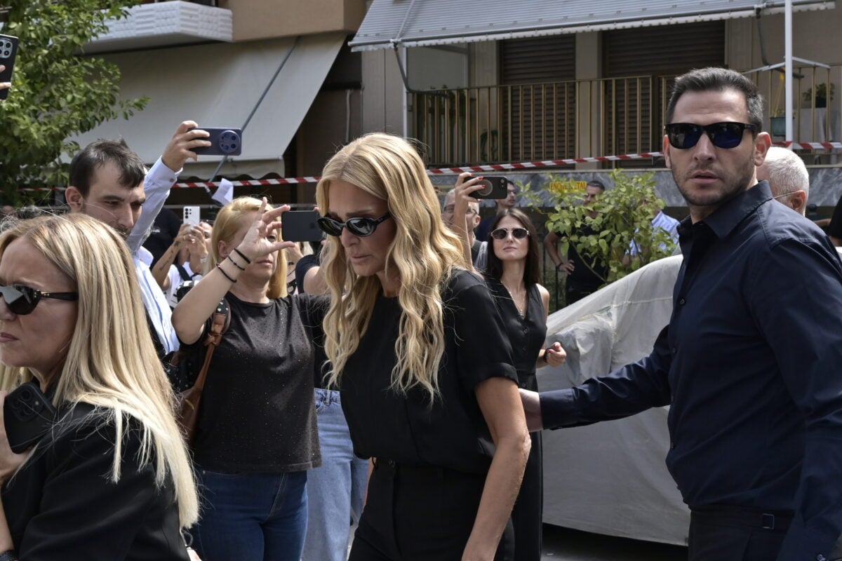 Κηδεία Γιώργου Μαζωνάκη: Οι διάσημοι που βρέθηκαν στο «ύστατο χαίρε» – Παπαρίζου, Θεοδωρίδου και Ψινάκης 34 Κηδεία Γιώργου Μαζωνάκη: Οι διάσημοι που βρέθηκαν στο «ύστατο χαίρε» – Παπαρίζου, Θεοδωρίδου και Ψινάκης