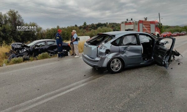 Τροχαίο στο Ναύπλιο: Δύο αυτοκίνητα μετατράπηκαν σε άμορφη μάζα σιδηρικών μετά τη σύγκρουση – Τρεις τραυματίες