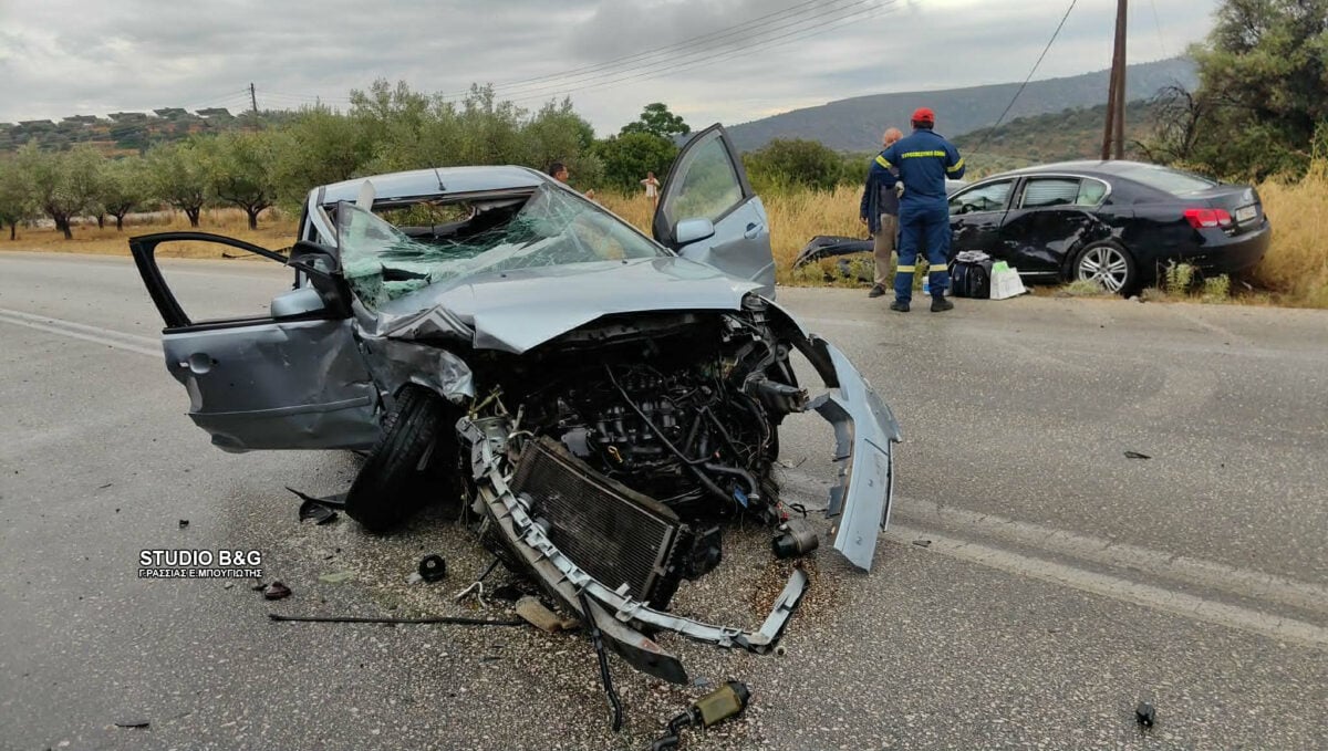 Τροχαίο στο Ναύπλιο: Δύο αυτοκίνητα μετατράπηκαν σε άμορφη μάζα σιδηρικών μετά τη σύγκρουση – Τρεις τραυματίες 10 ναυπλιο τροχαιο