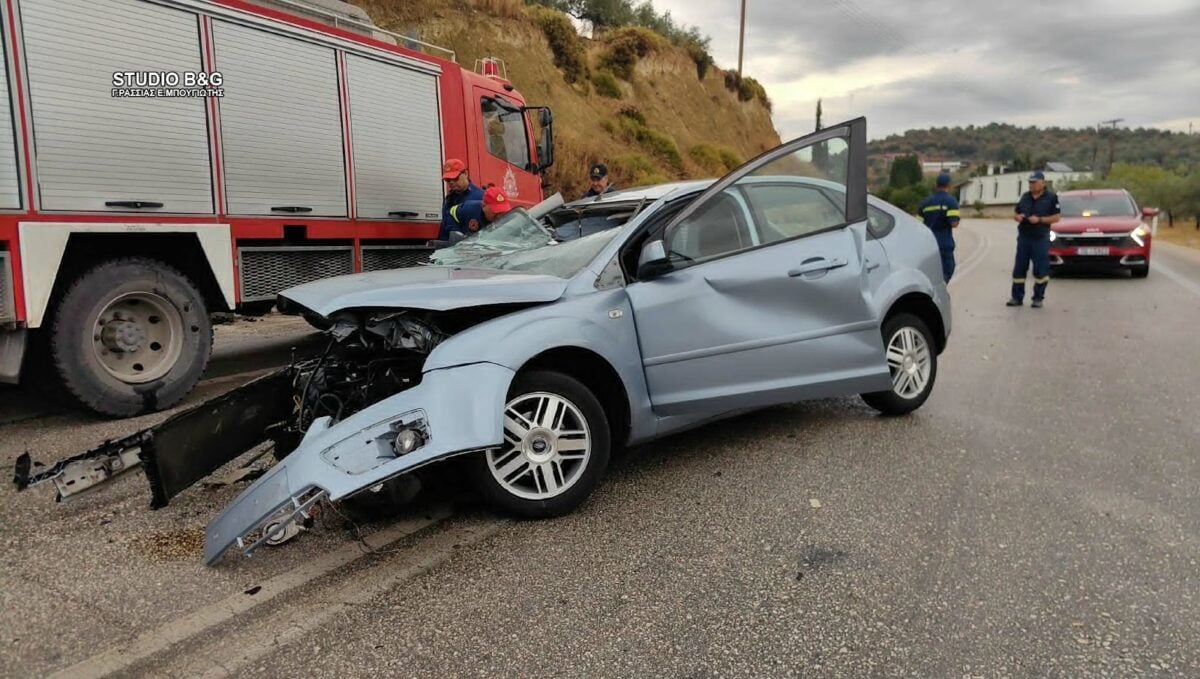 Τροχαίο στο Ναύπλιο: Δύο αυτοκίνητα μετατράπηκαν σε άμορφη μάζα σιδηρικών μετά τη σύγκρουση – Τρεις τραυματίες 13 Τροχαίο στο Ναύπλιο: Δύο αυτοκίνητα μετατράπηκαν σε άμορφη μάζα σιδηρικών μετά τη σύγκρουση – Τρεις τραυματίες
