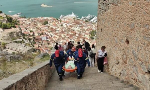 Ναύπλιο: Ηλικιωμένος λιποθύμησε ανεβαίνοντας στο Παλαμήδι – Πυροσβέστες τον απομάκρυναν με φορείο