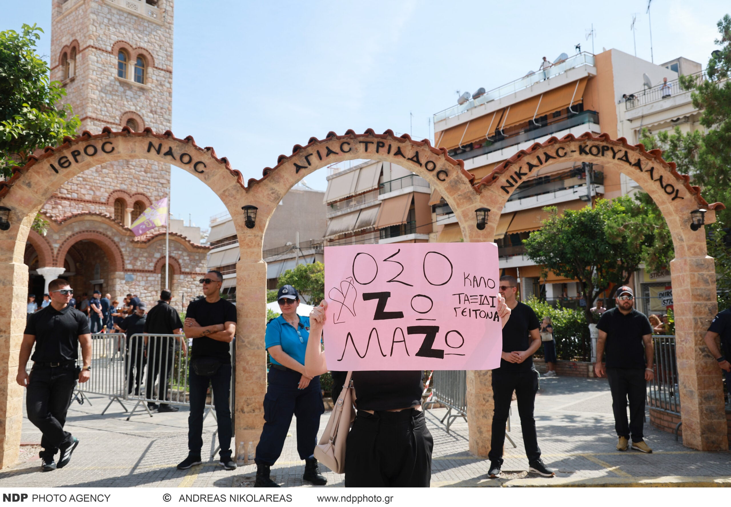 Γιώργος Μαζωνάκης: Το τελευταίο χειροκρότημα στο παιδί της νύχτας που έφυγε νωρίς 29 Γιώργος Μαζωνάκης: Το τελευταίο χειροκρότημα στο παιδί της νύχτας που έφυγε νωρίς