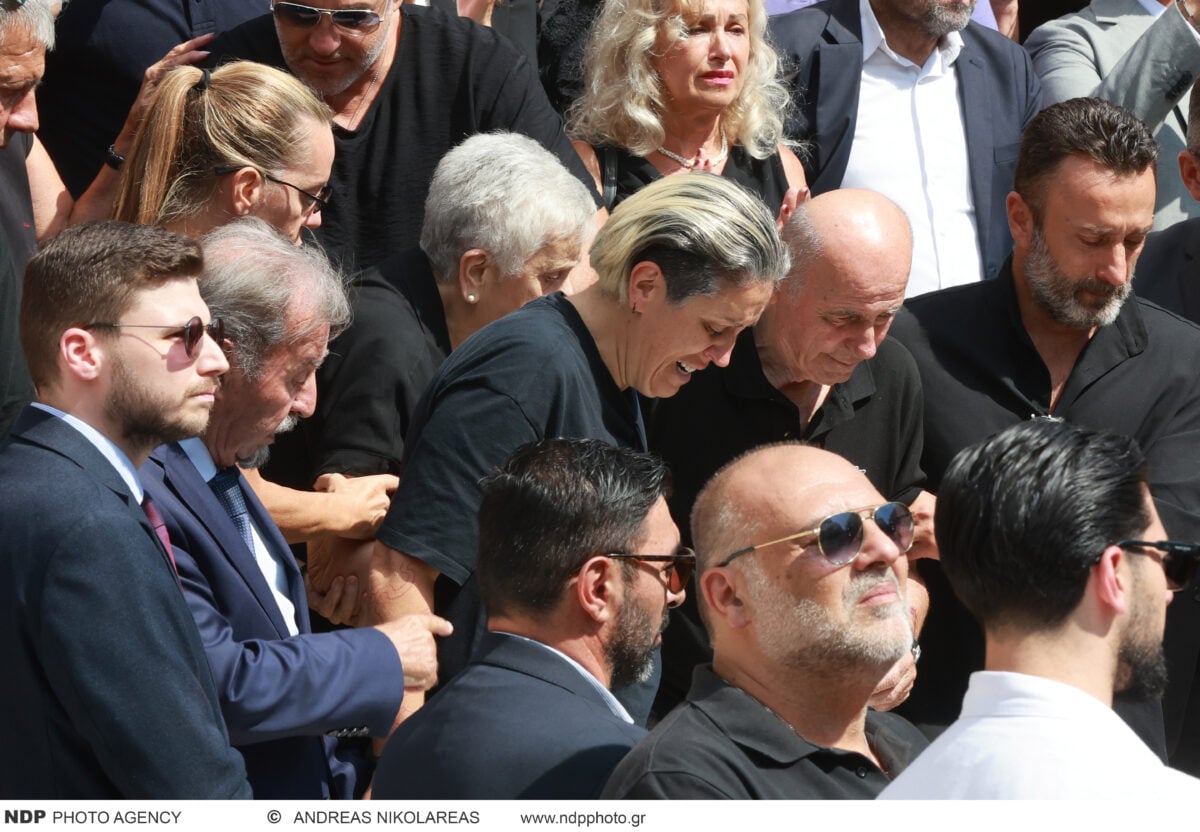 Γιώργος Μαζωνάκης: Το τελευταίο χειροκρότημα στο παιδί της νύχτας που έφυγε νωρίς 31 Κηδεία Γιώργου Μαζωνάκη