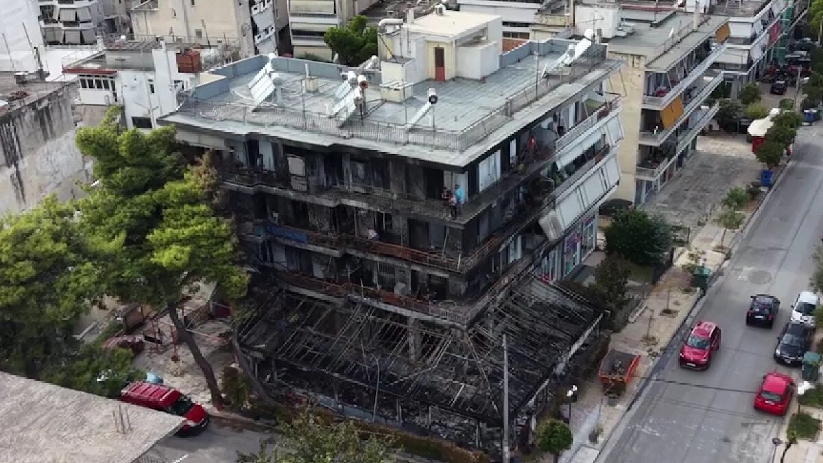 Νέα Ιωνία: Η πολυκατοικία έγινε στάχτη μετά τη φωτιά – Εικόνες σοκ από τις ζημιές σε κάθε όροφο 1 Νέα Ιωνία: Η πολυκατοικία έγινε στάχτη μετά τη φωτιά – Εικόνες σοκ από τις ζημιές σε κάθε όροφο