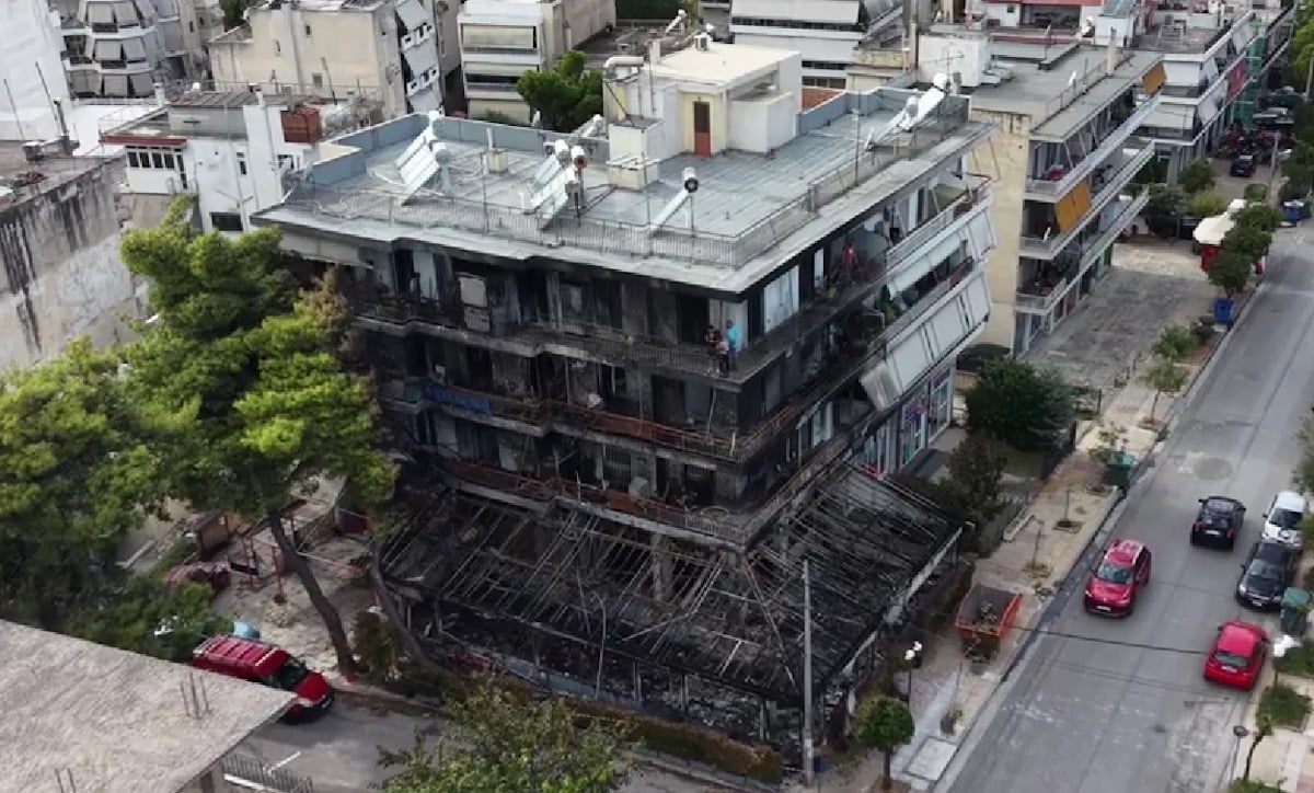 Νέα Ιωνία: Η πολυκατοικία έγινε στάχτη μετά τη φωτιά – Εικόνες σοκ από τις ζημιές σε κάθε όροφο