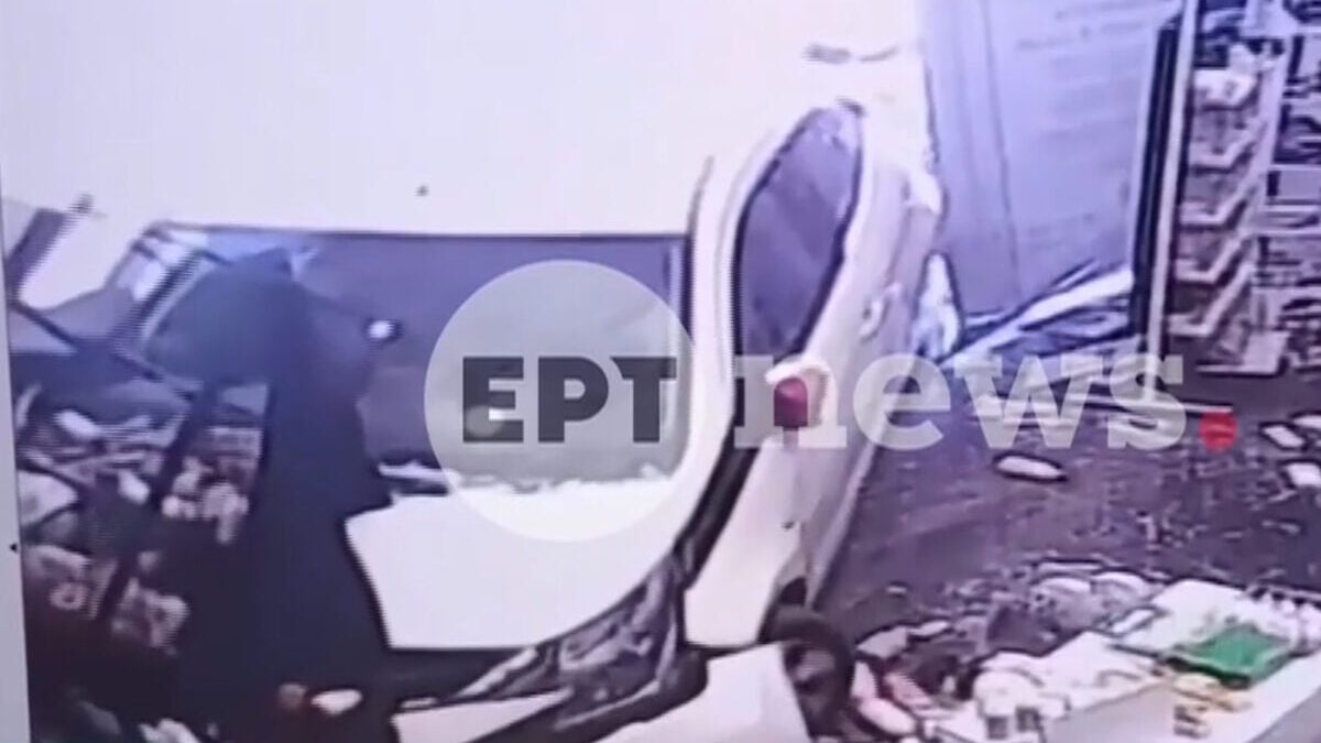Νέα Μάκρη: Αυτοκίνητο μπήκε σε φαρμακείο – Η οδηγός μπέρδεψε το γκάζι με το φρένο 1 Νέα Μάκρη: Αυτοκίνητο μπήκε σε φαρμακείο – Η οδηγός μπέρδεψε το γκάζι με το φρένο