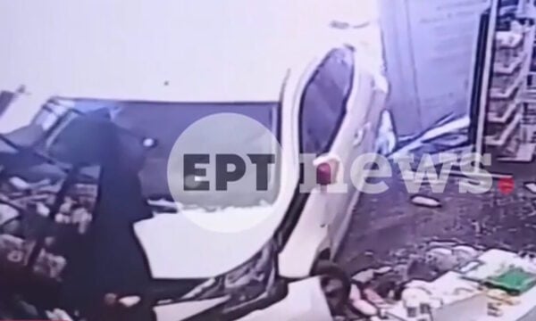 Νέα Μάκρη: Αυτοκίνητο μπήκε σε φαρμακείο – Η οδηγός μπέρδεψε το γκάζι με το φρένο