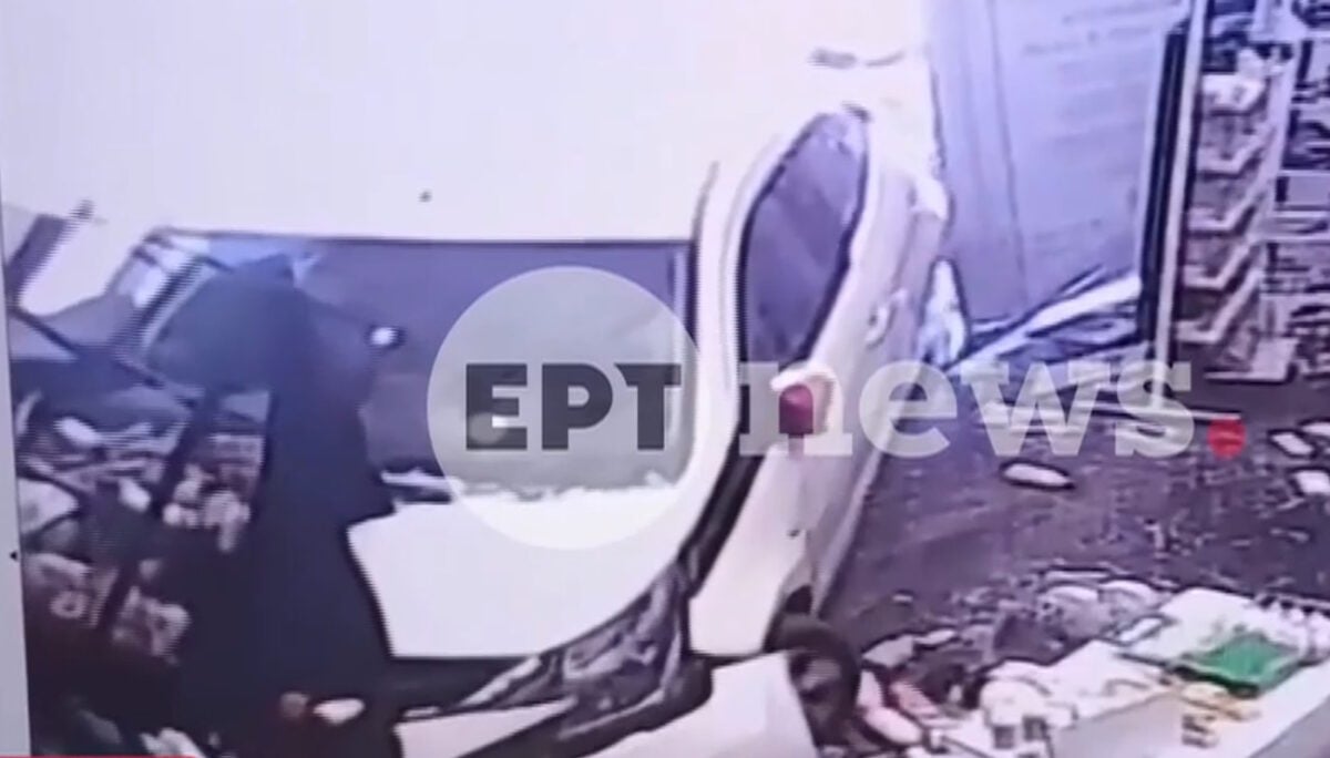 Νέα Μάκρη: Αυτοκίνητο μπήκε σε φαρμακείο – Η οδηγός μπέρδεψε το γκάζι με το φρένο