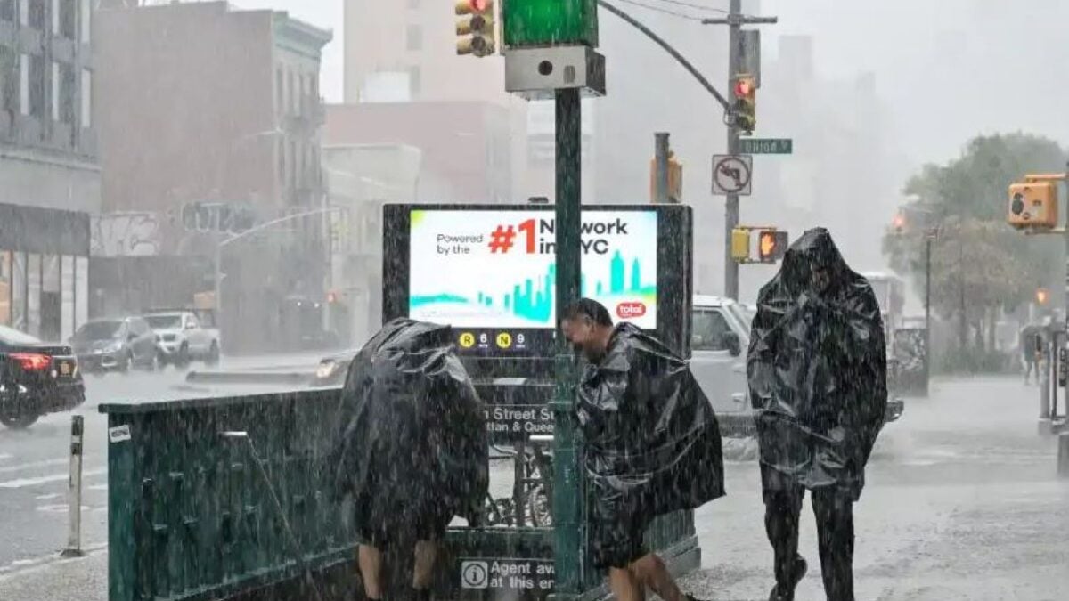 Καταιγίδα Nor’easter στις βορειοανατολικές ΗΠΑ: Νεκρός 56χρονος στο Μπρούκλιν και εκατοντάδες ακυρώσεις πτήσεων 1 Καταιγίδα Nor’easter στις βορειοανατολικές ΗΠΑ: Νεκρός 56χρονος στο Μπρούκλιν και εκατοντάδες ακυρώσεις πτήσεων