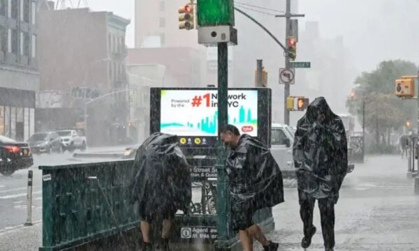 Καταιγίδα Nor’easter στις βορειοανατολικές ΗΠΑ: Νεκρός 56χρονος στο Μπρούκλιν και εκατοντάδες ακυρώσεις πτήσεων