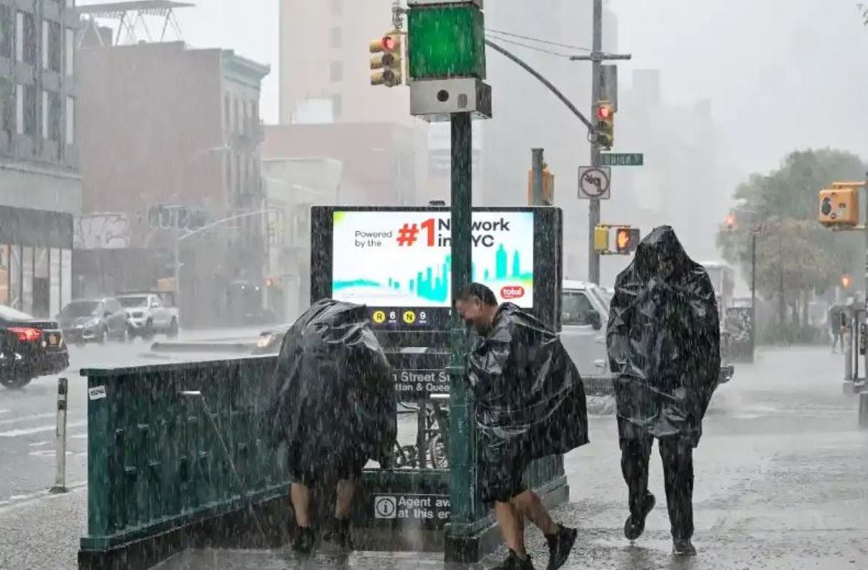 Καταιγίδα Nor’easter στις βορειοανατολικές ΗΠΑ: Νεκρός 56χρονος στο Μπρούκλιν και εκατοντάδες ακυρώσεις πτήσεων