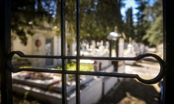Ρωσία: Ποτάμι γέμισε με φέρετρα μετά από πλημμύρα – Εικόνες θρίλερ