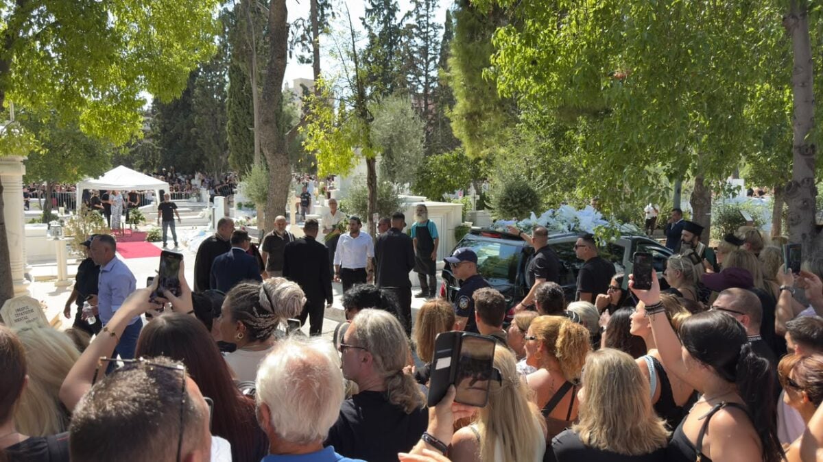 Γιώργος Μαζωνάκης: Τελευταίο χειροκρότημα από χιλιάδες κόσμου στη Νίκαια 13 Το φέρετρο φτάνει στο Γ' Νεκροταφείο Νίκαιας