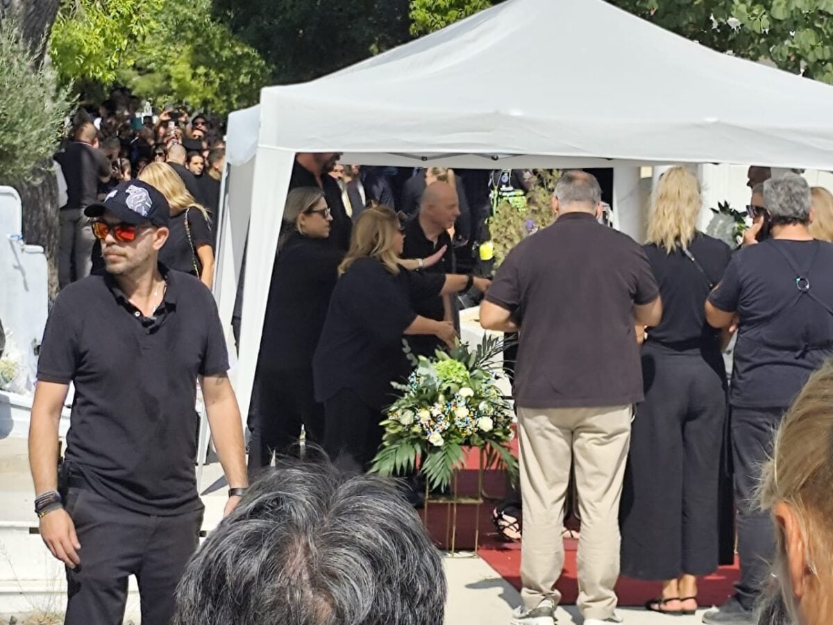 Γιώργος Μαζωνάκης: Το τελευταίο χειροκρότημα στο παιδί της νύχτας που έφυγε νωρίς 36 Κηδεία Γιώργου Μαζωνάκη