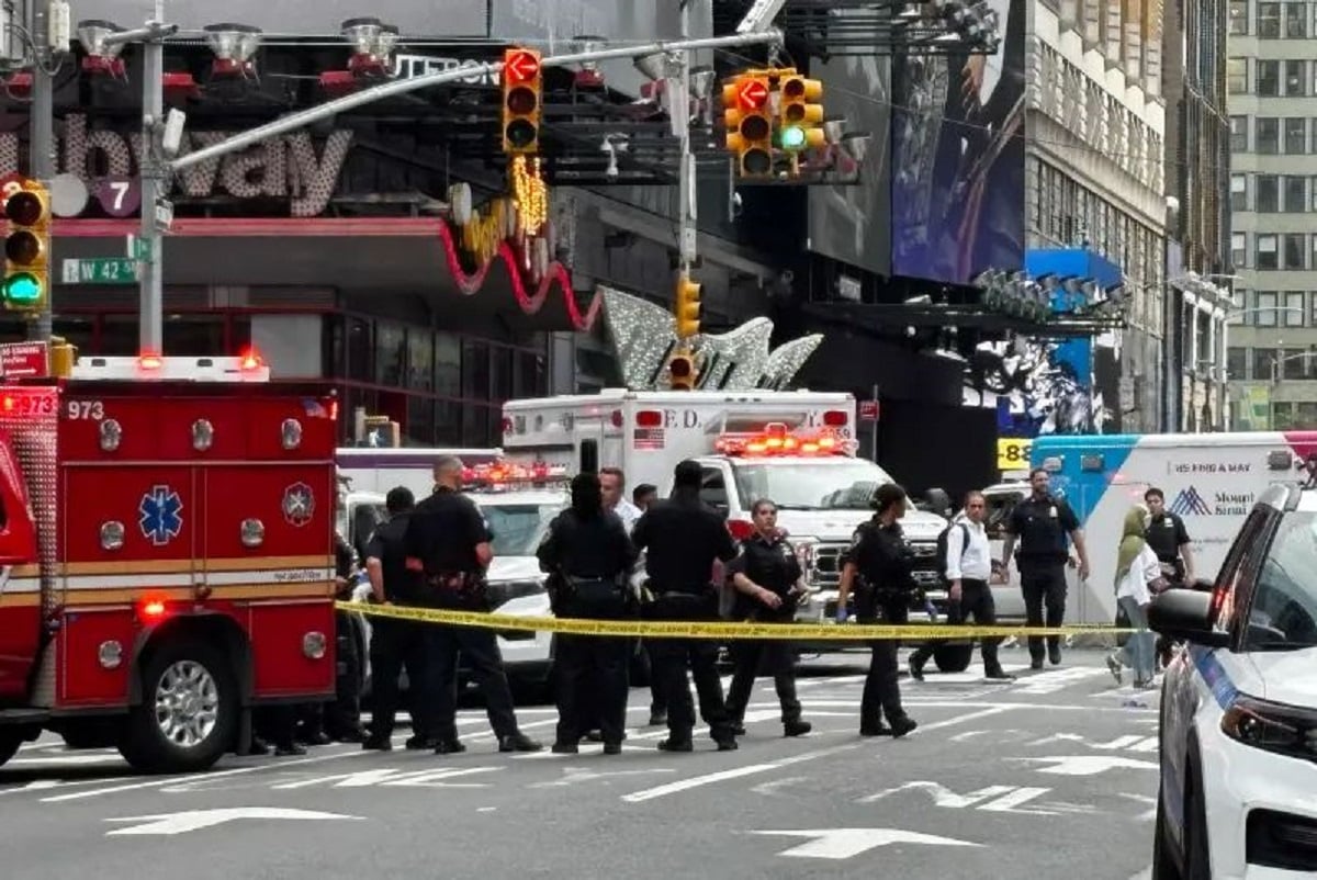Τρόμος στην Times Square: Στέλεχος της Bank of America η 32χρονη που έπεσε νεκρή από επίθεση με μαχαίρι 11 Δυνάμεις της αστυνομίας και των υπηρεσιών έκτακτης ανάγκης στο σημείο της φονικής επίθεσης με μαχαίρι στην Times Square, στις 31 Αυγούστου 2026. Φωτογραφία: Tamara Beckwith / New York Post