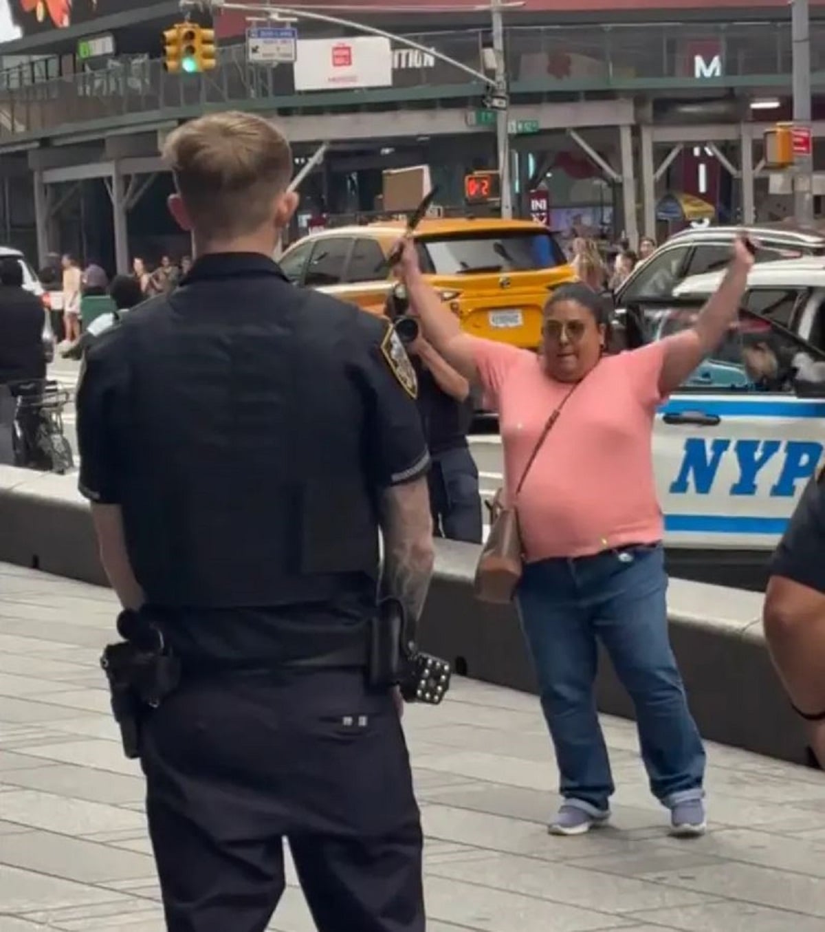 Τρόμος στην Times Square: Στέλεχος της Bank of America η 32χρονη που έπεσε νεκρή από επίθεση με μαχαίρι 10 Η Πάμελα Σισνέρος κρατά τα δύο μαχαίρια λίγο πριν κινηθεί εναντίον αστυνομικών της Νέας Υόρκης. Η 49χρονη έπεσε νεκρή από αστυνομικά πυρά λίγες στιγμές αργότερα. Φωτογραφία: @bboypop97 / Instagram