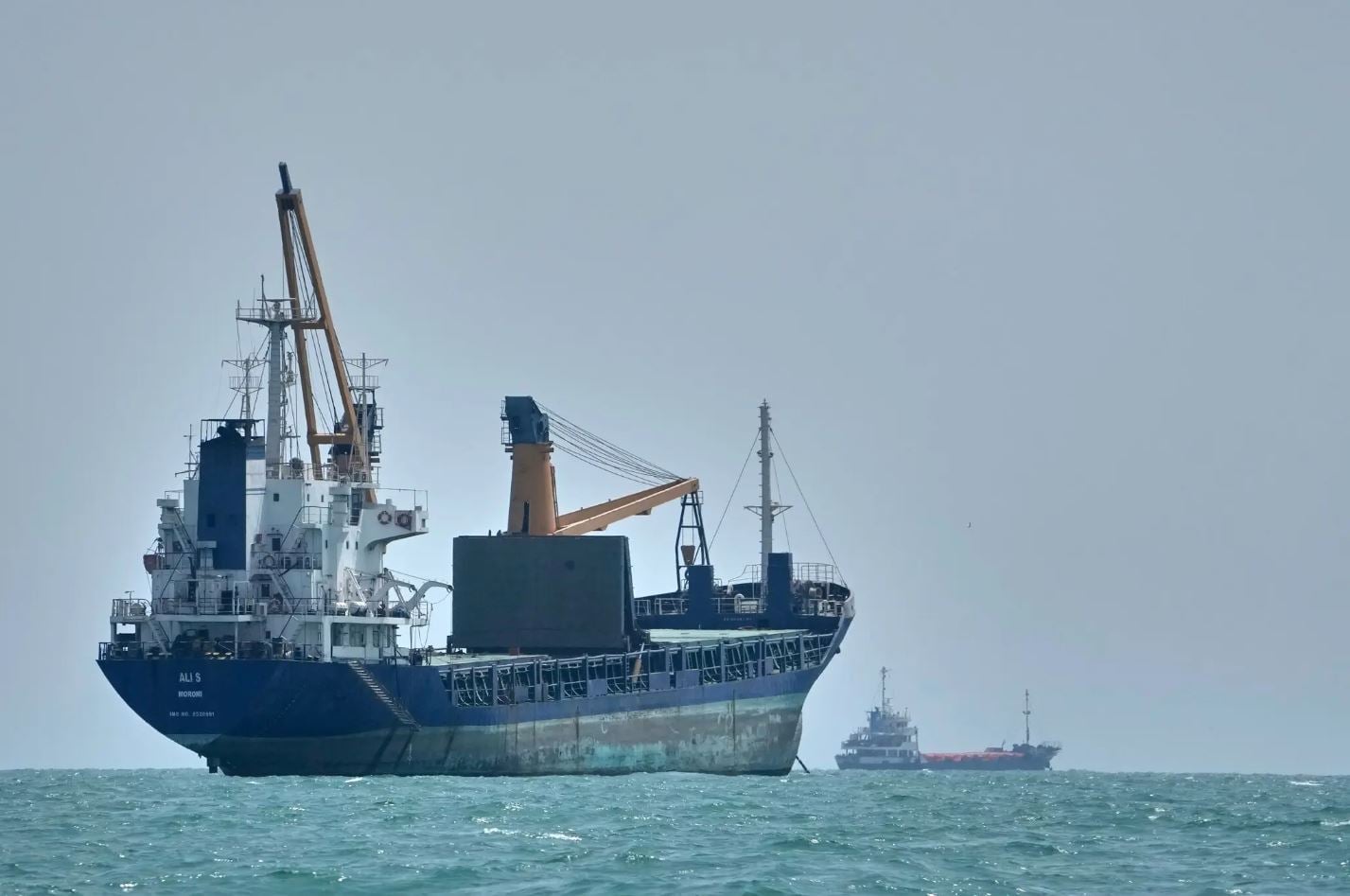 Ιράν ανεβάζει επικίνδυνα την ένταση με τις ΗΠΑ – Στενά του Ορμούζ, χτυπήματα σε τάνκερ και φόβος γενικευμένου πολέμου 8 Φορτηγό πλοίο αγκυροβολημένο ανάμεσα σε άλλα εμπορικά σκάφη στα Στενά του Ορμούζ, ανοιχτά του Μπαντάρ Αμπάς στο Ιράν, την Κυριακή. Η ιρανική ηγεσία ανησυχεί ότι ο έλεγχός της στη στρατηγικής σημασίας θαλάσσια οδό αποδυναμώνεται. Φωτογραφία: Vahid Salemi / Associated Press