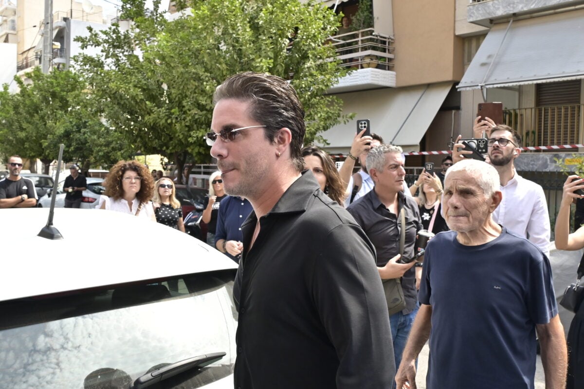 Κηδεία Γιώργου Μαζωνάκη: Οι διάσημοι που βρέθηκαν στο «ύστατο χαίρε» – Παπαρίζου, Θεοδωρίδου και Ψινάκης 36 Κηδεία Γιώργου Μαζωνάκη: Οι διάσημοι που βρέθηκαν στο «ύστατο χαίρε» – Παπαρίζου, Θεοδωρίδου και Ψινάκης