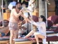 Νίκος Πολυδερόπουλος: Τα χάδια και οι αγκαλιές με τη Βαλασία Συμιακού και τον γιο του στη Μύκονο